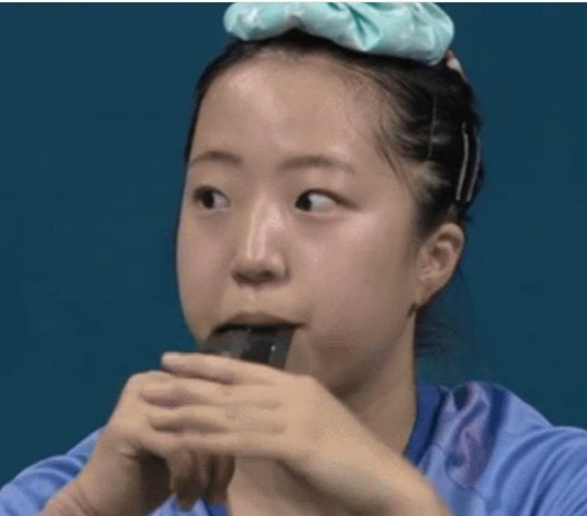 1일(현지 시각) 열린 2024 파리 올림픽 탁구 여자 단식 8강전 경기 도중 에너지 젤을 먹는 신유빈 모습.<MBC 캡처>